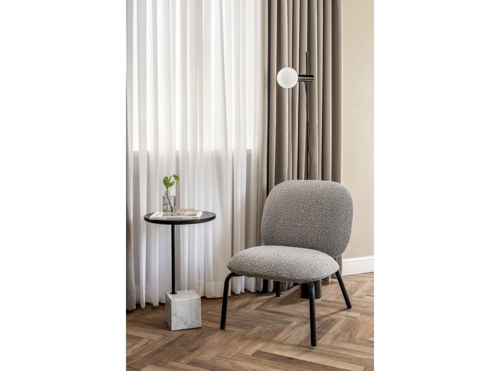 Suite with Balcny Chair2