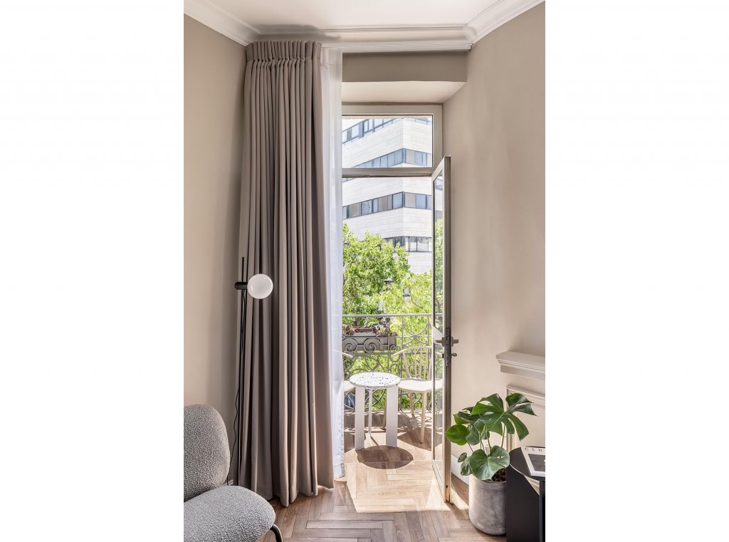 Suite with Balcny Window